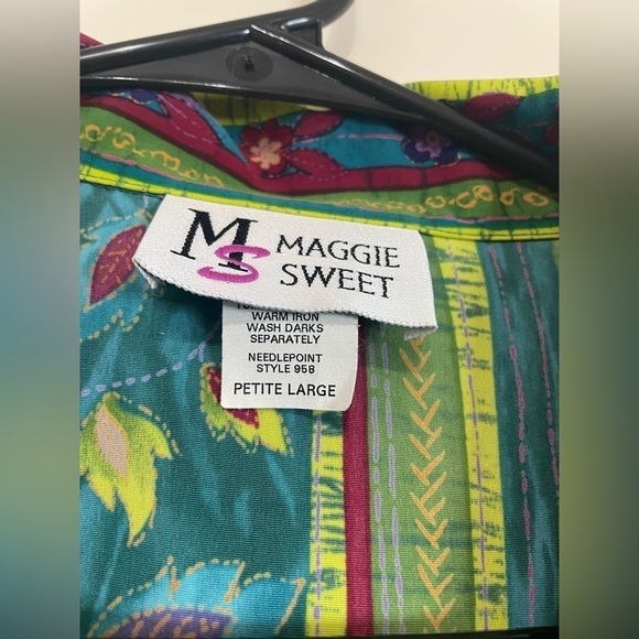 Chic Green and Blue Blouse with Elegant Design - Picture 9 of 9